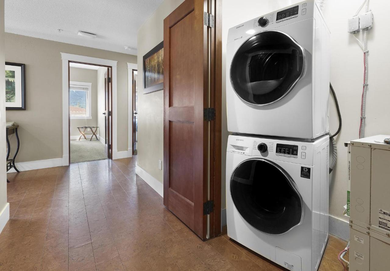 Sunset Ridge - Luxurious Corner Condo - Spectacular Mt Views With Open Pool! キャンモア エクステリア 写真