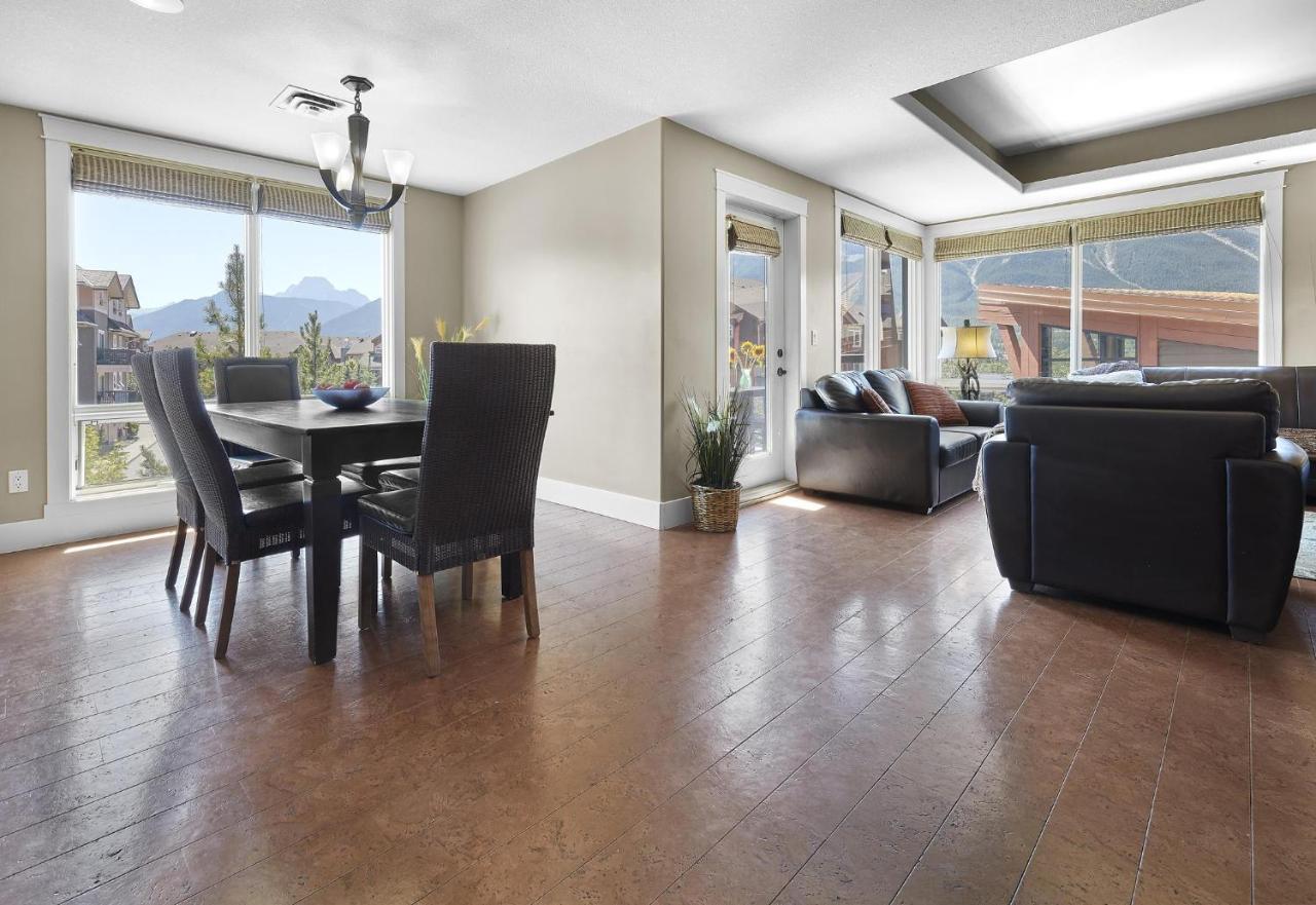 Sunset Ridge - Luxurious Corner Condo - Spectacular Mt Views With Open Pool! キャンモア エクステリア 写真