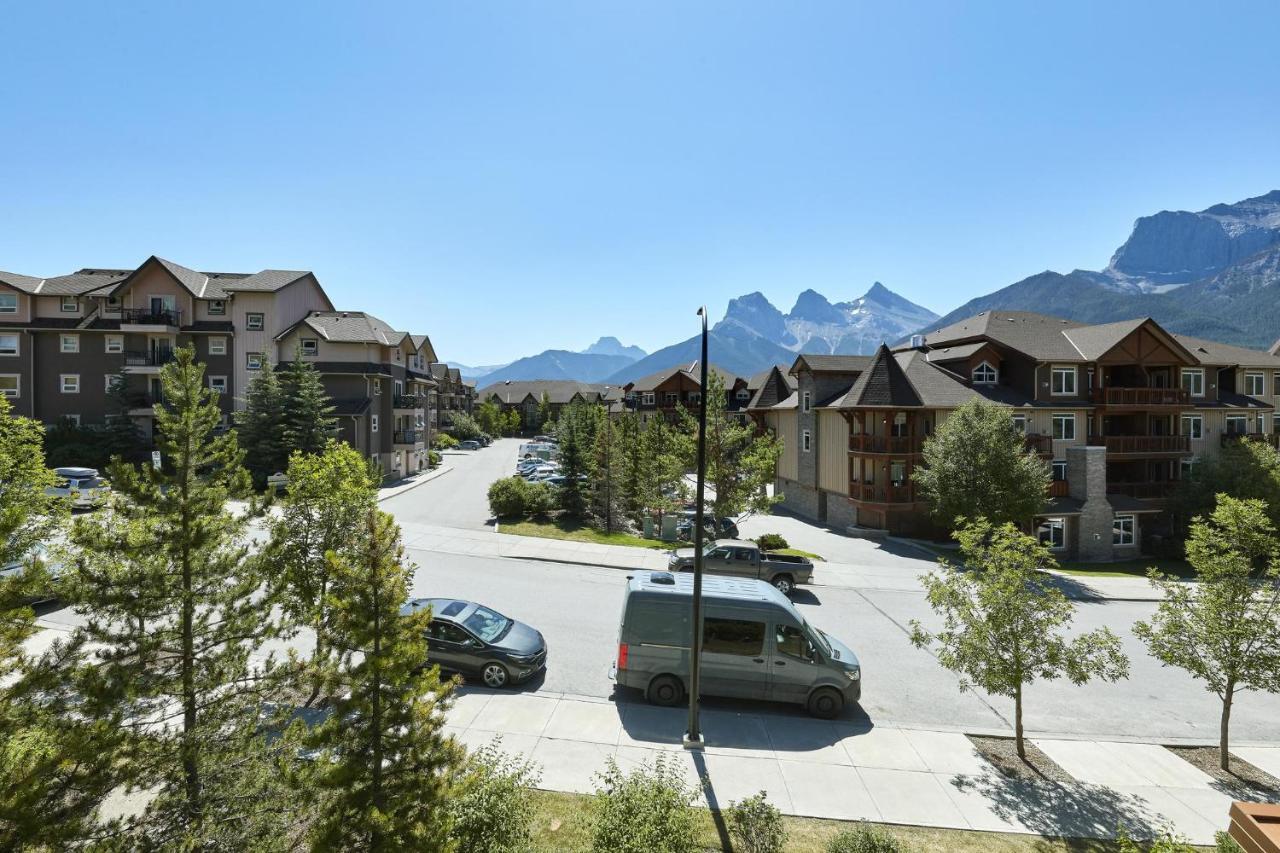 Sunset Ridge - Luxurious Corner Condo - Spectacular Mt Views With Open Pool! キャンモア エクステリア 写真